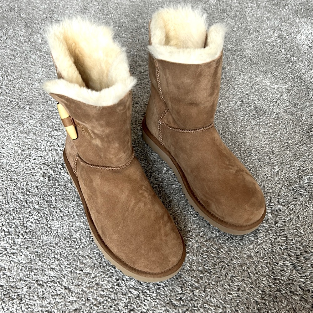 Medium height UGG boots.